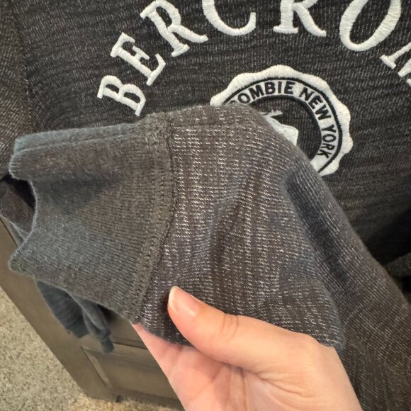 Abercrombie Kids Logo Crewneck Sweatshirt Gray Charcoal Embroidered Size 13/14 - Picture 5 of 8